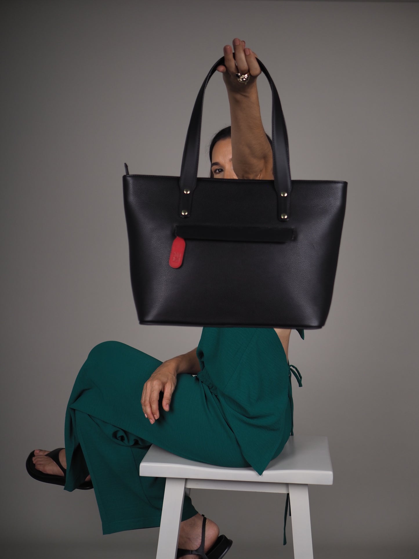 Jeannette — Bolso tote de cuero con cremallera negro