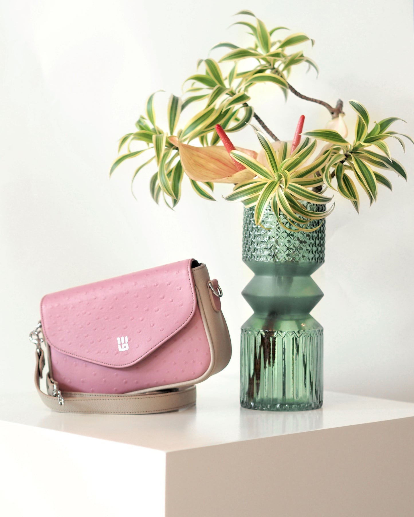 Julia — Bandolera pequeña de cuero rosado con LT Stone