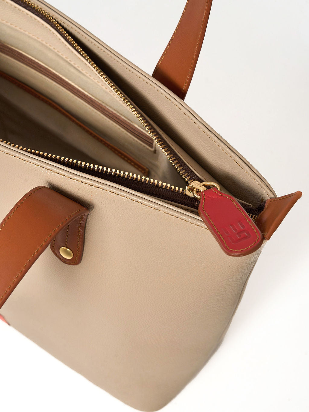 Jeannette — Bolso tote de cuero con cremallera LT Stone con tan