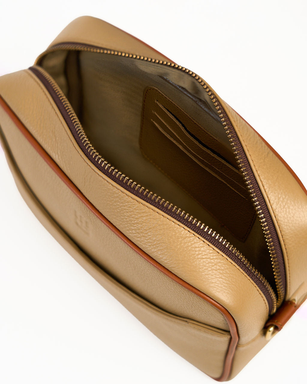 Paola Camera — Bolso bandolero de cuero palomino con camel