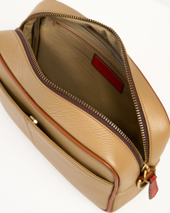 Paola Camera — Bolso bandolero de cuero palomino con camel