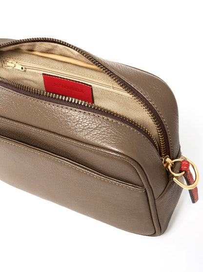 Paola Icon Camera — Bolso Bandolero de cuero taupe
